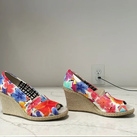 NIB Tom’s floral wedges. So cute! Size 7.5. - Picture 3 of 7